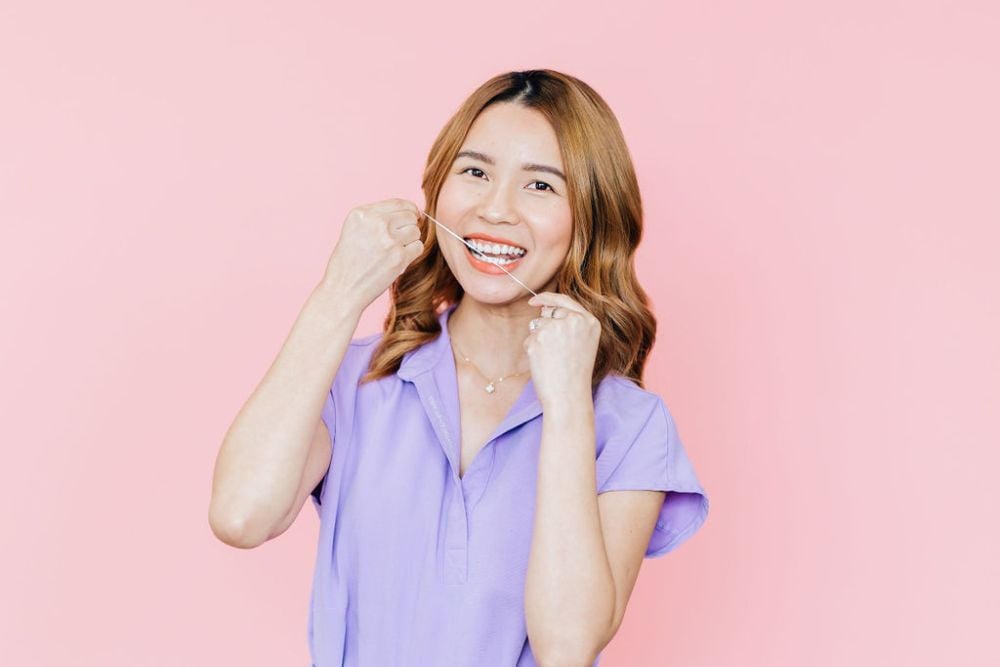 What are the right tools for flossing?
